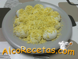 Huevos a la mimosa (huevos rellenos)